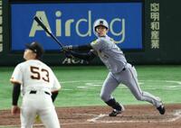 ５回、勝ち越し３点三塁打を放つ中野（撮影・金田祐二）