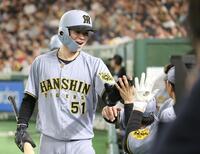 　５回、生還した中野はナインとタッチを交わす（撮影・田中太一）