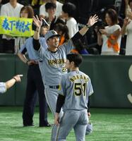 　東京ドーム最終戦であいさつする藤川監督（撮影・金田祐二）