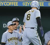 　１回、大山の適時打で生還した三走・佐藤輝を出迎える藤川監督（撮影・佐々木彰尚）