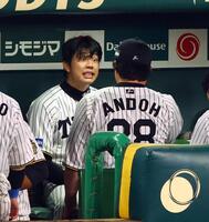 　７回、先制を許した才木はベンチに戻り安藤コーチから声を掛けられる（撮影・山口登）