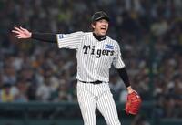 　７回、田中の打球が内野安打となり、本塁送球を指示する才木（撮影・北村雅宏）