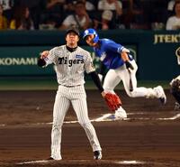 　６回、才木は福永を中飛に打ち取る（撮影・山口登）