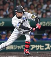 　５回、犠打を決める才木（撮影・北村雅宏）