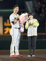 　引退式で渡瀬マキ（右）から花束を贈られた藤川＝２０年１１月１１日