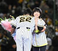 　藤川の引退式で抱擁する渡瀬マキ＝２０年１１月