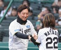 　渡瀬マキと握手する藤川監督＝４月８日