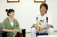 　対談する渡瀬マキと藤川＝２００７年