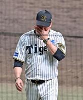 　７回裏が終わり、選手の交代を告げてベンチへ下がる藤川監督（撮影・立川洋一郎）