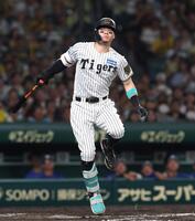 　６回、ファウルを放つ佐藤輝（撮影・北村雅宏）