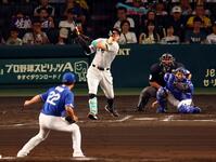 　６回、佐藤輝は空振り三振に倒れる（投手・大野、捕手・石伊）＝撮影・山口登