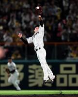 　５回、石伊の打球を好捕する中野（撮影・田中太一）