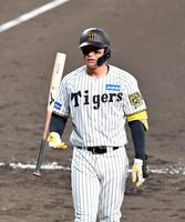 　３回、見逃し三振に倒れバットを放り投げる森下（撮影・立川洋一郎）