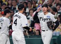 　８回、中日打線を３者連続三振に仕留めた工藤は野手陣を迎える（撮影・田中太一）