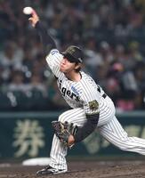 　８回から登板する工藤（撮影・北村雅宏）