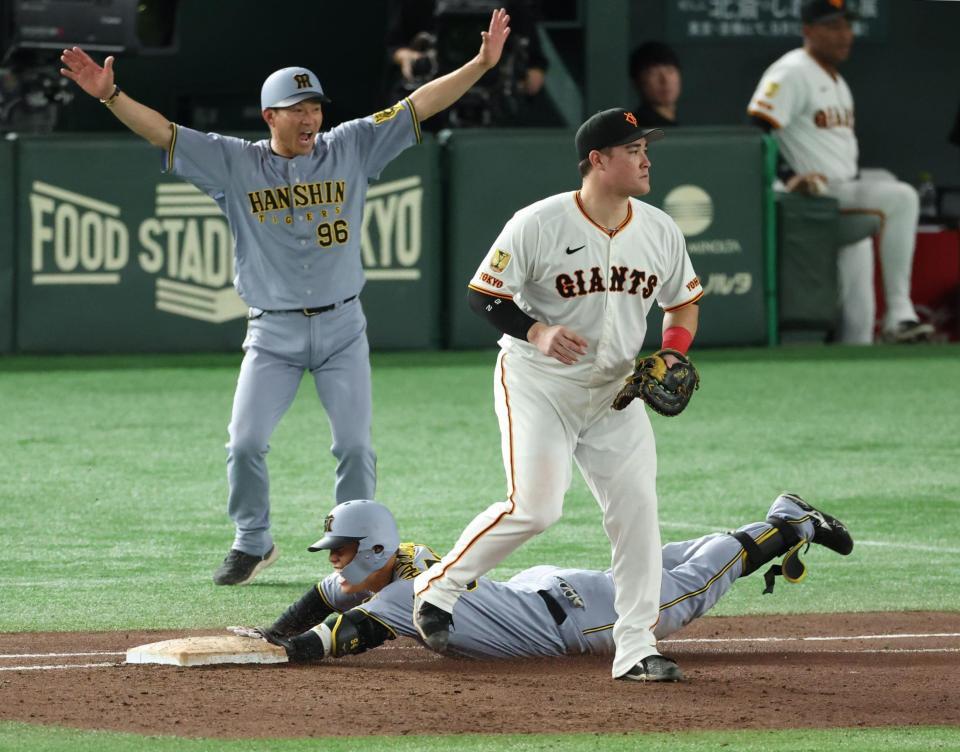 　５回、投手強襲の同点適時打で気迫のヘッドスライディングの代打・原口（撮影・金田祐二）