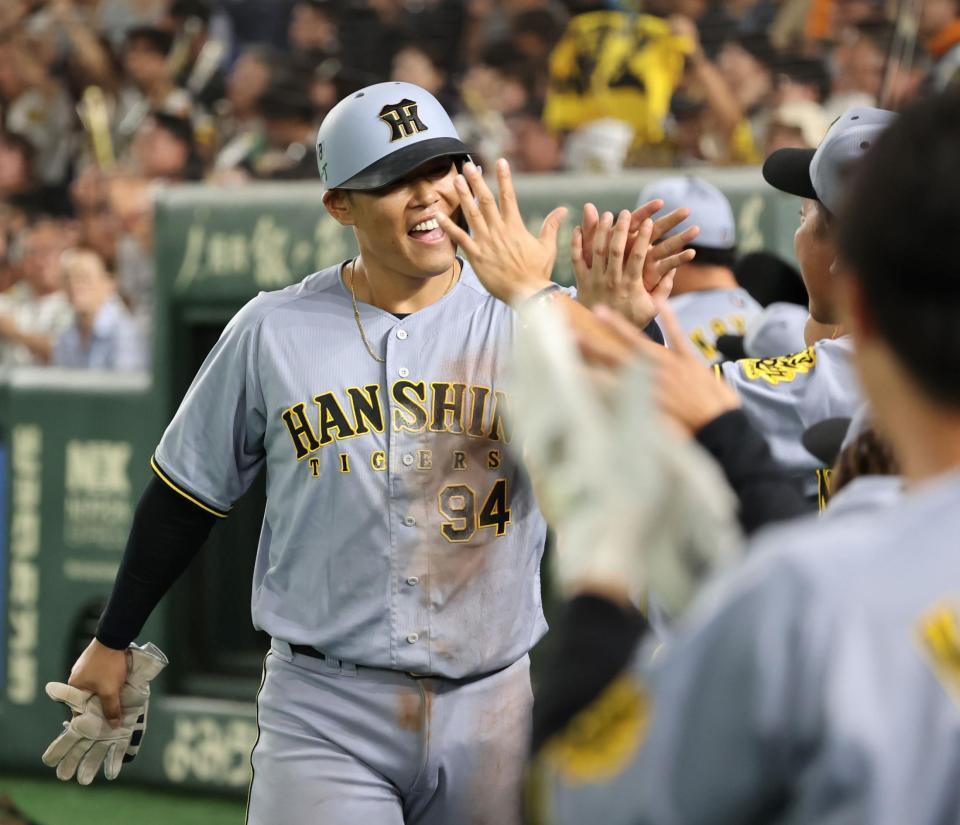 　５回、同点打を放ち生還した原口はナインと喜び合う（撮影・田中太一）