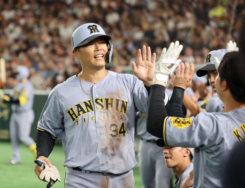 　５回、同点打を放ち生還した原口はナインと喜び合う（撮影・田中太一）