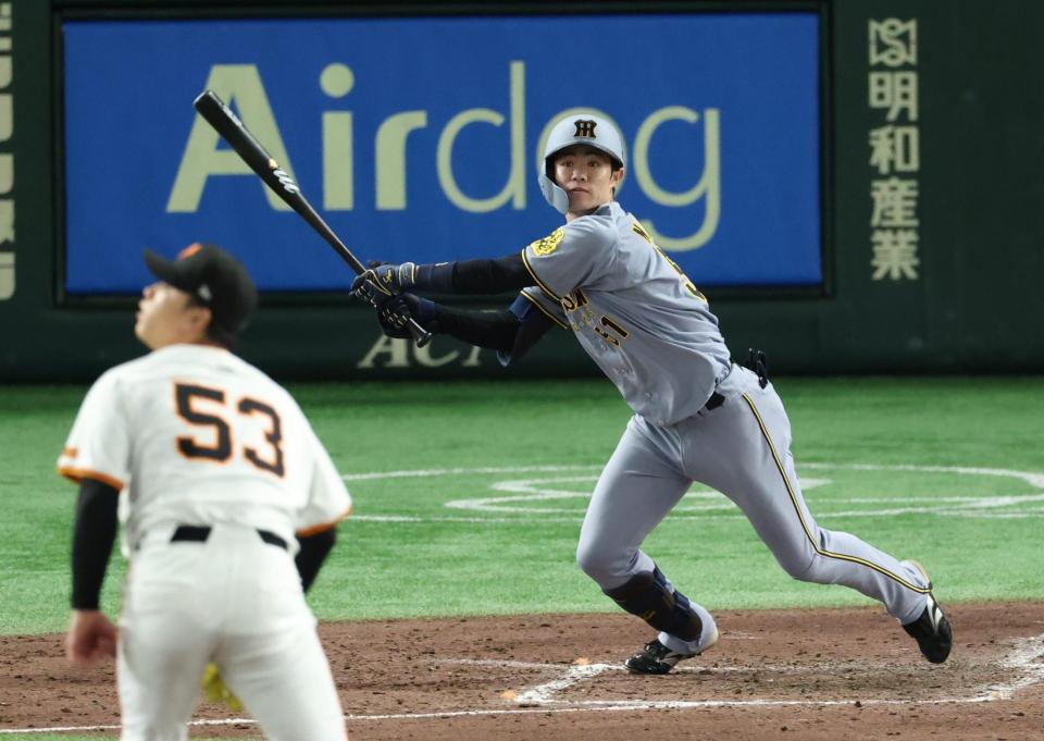 ５回、勝ち越し３点三塁打を放つ中野（撮影・金田祐二）