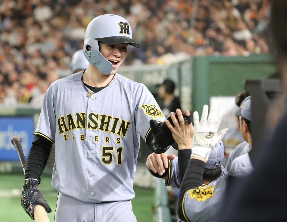 　５回、生還した中野はナインとタッチを交わす（撮影・田中太一）