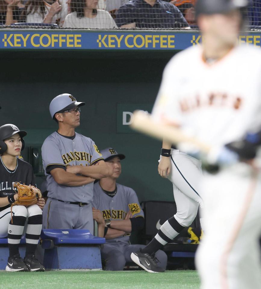 　７回、岡本に２点適時二塁打を浴び、厳しい表情の藤川監督（撮影・佐々木彰尚）