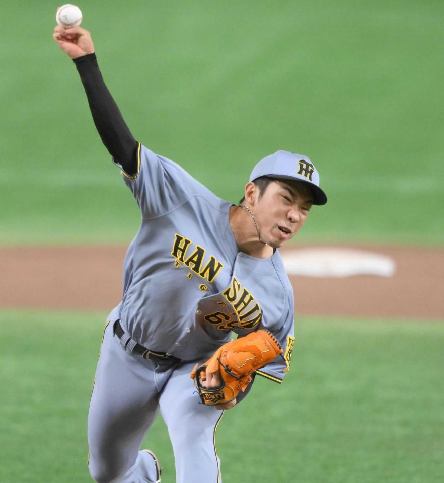 ８月１７日の巨人戦で８回に登板した阪神・石井大智＝東京ドーム