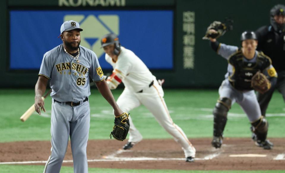 　９回、坂本に逆転２点サヨナラ打を浴びるドリス（撮影・金田祐二）