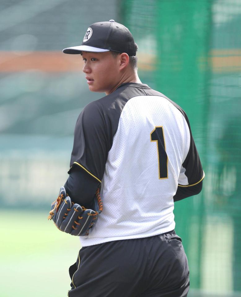 　守備練習に向かう森下（撮影・北村雅宏）