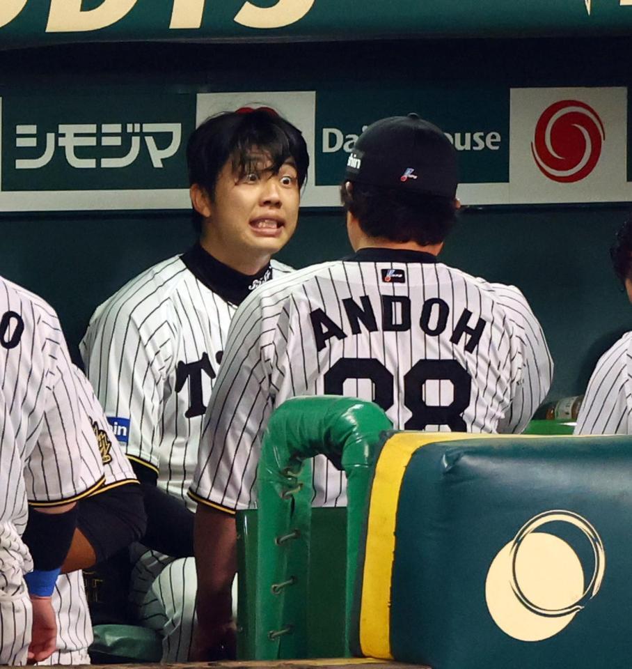 　７回、先制を許した才木はベンチに戻り安藤コーチから声を掛けられる（撮影・山口登）