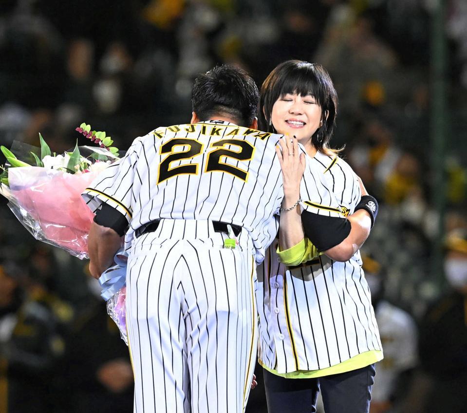 　藤川の引退式で抱擁する渡瀬マキ＝２０年１１月