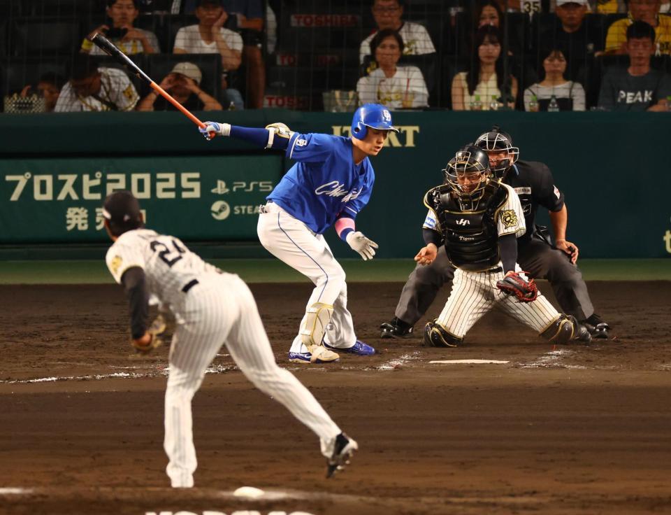 　８回、上林は空振り三振に倒れる（投手・工藤、捕手・坂本）＝撮影・山口登