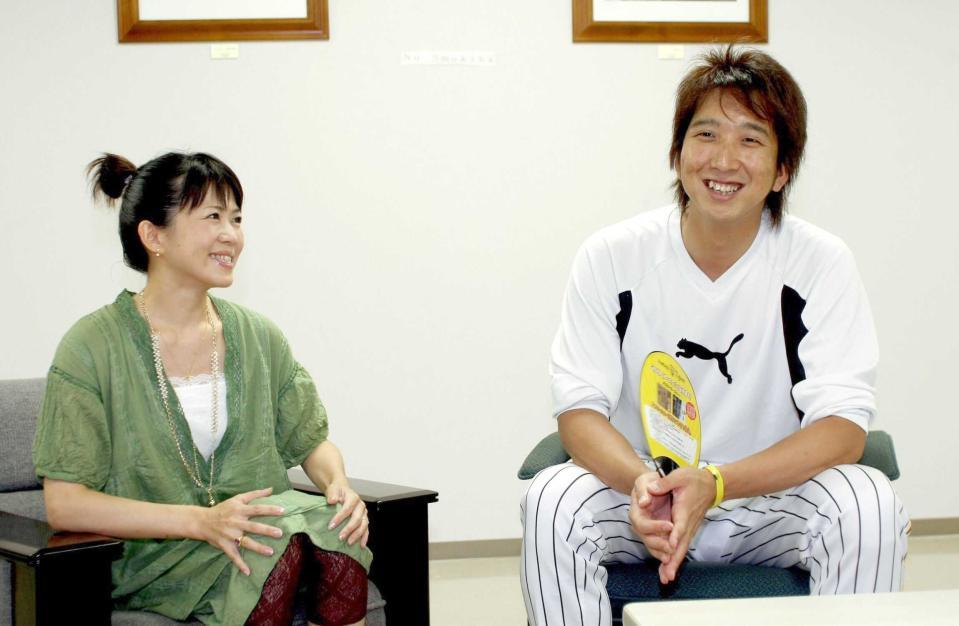 　対談する渡瀬マキと藤川＝２００７年