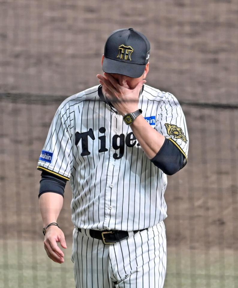 　７回裏が終わり、選手の交代を告げてベンチへ下がる藤川監督（撮影・立川洋一郎）