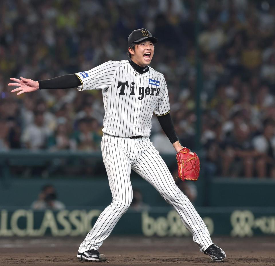 　７回、田中の打球が内野安打となり、本塁送球を指示する才木（撮影・北村雅宏）