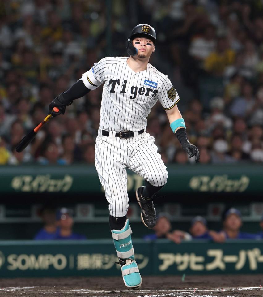 　６回、ファウルを放つ佐藤輝（撮影・北村雅宏）