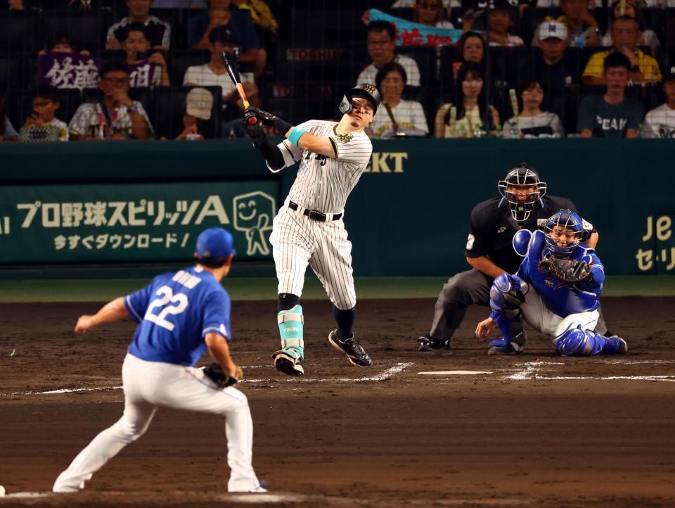 　６回、佐藤輝は空振り三振に倒れる（投手・大野、捕手・石伊）＝撮影・山口登