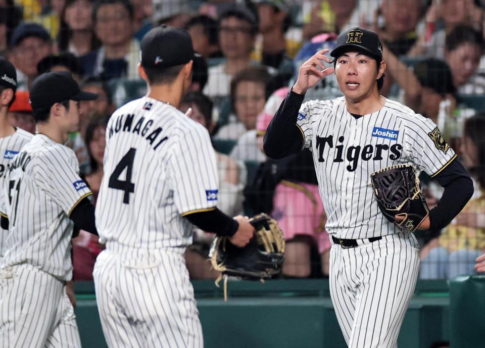 　８回、中日打線を３者連続三振に仕留めた工藤は野手陣を迎える（撮影・田中太一）