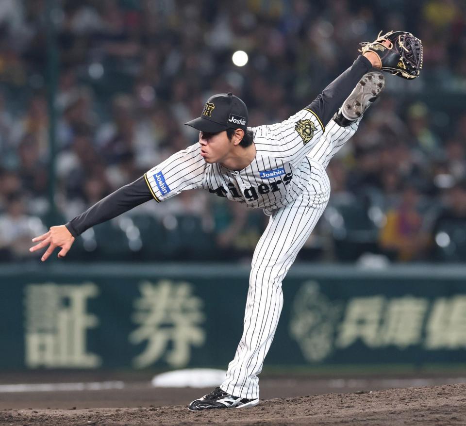 　８回から登板する工藤（撮影・北村雅宏）