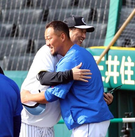 　現役引退をする中田（右）とハグする藤川監督