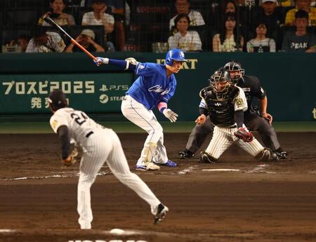 　８回、上林は空振り三振に倒れる（投手・工藤、捕手・坂本）＝撮影・山口登