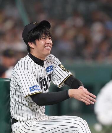 　９回の攻撃をベンチ前で待つ才木（撮影・北村雅宏）