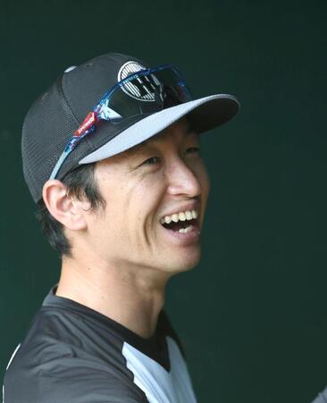 　練習中に笑顔を見せる近本（撮影・北村雅宏）