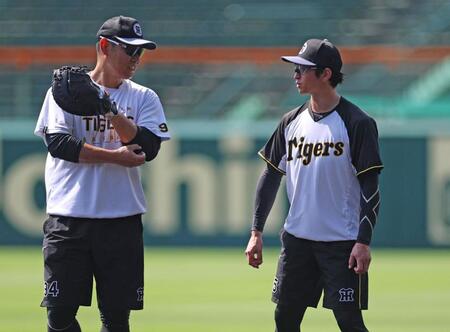 　練習中、原口と談笑する近本（右）＝撮影・北村雅宏