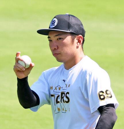 　キャッチボールをして調整する石井（撮影・立川洋一郎）