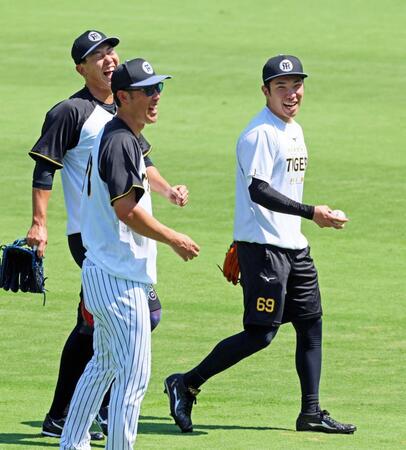 　キャッチボールを終えて笑顔を見せる石井（右）。左は畠（撮影・立川洋一郎）