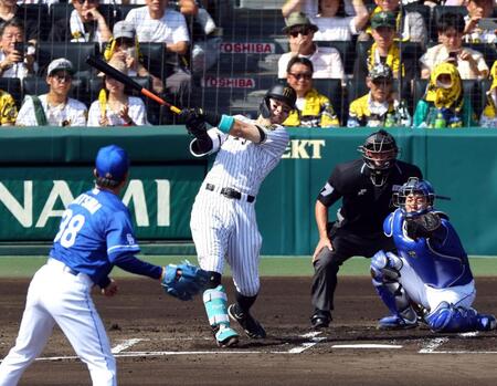 　１回、左中間に先制適時二塁打を放つ佐藤輝（投手・松葉、捕手・石伊）＝撮影・山口登