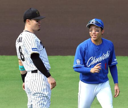 　試合前、佐藤輝（左）は岡林と談笑する（撮影・山口登）