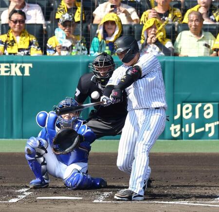 　１回、左越えに適時二塁打を放つ大山（捕手・石伊）＝撮影・山口登