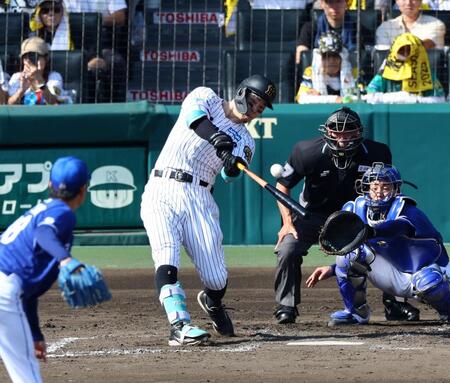 阪神　佐藤輝明が９試合ぶりの３７号２ラン！美しいムーンショットでバックスクリーン右へ　自己最多９４打点　甲子園が大歓声