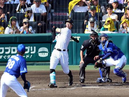 　３回、右中間に２ランを放つ佐藤輝（投手・松葉、捕手・石伊）＝撮影・山口登